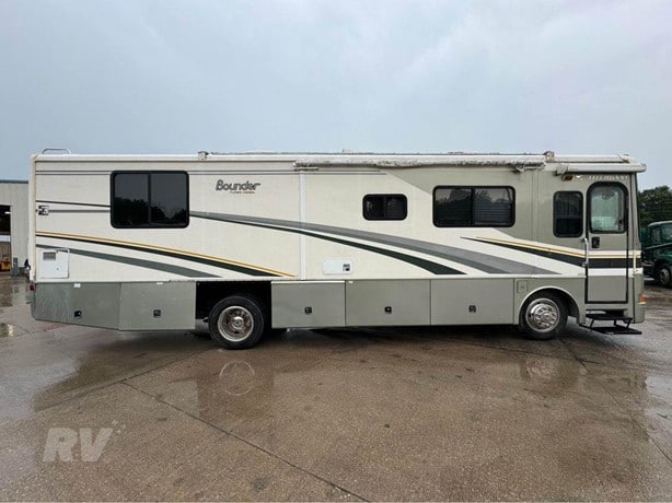 2005 Fleetwood Bounder 34H Class A - Diesel Motorhome for sale — view 2