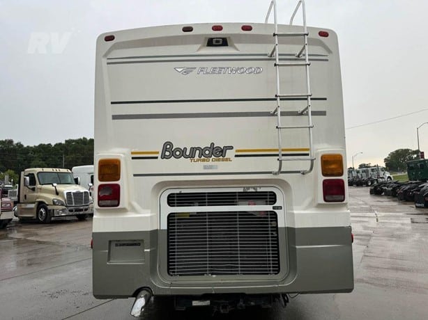 2005 Fleetwood Bounder 34H Class A - Diesel Motorhome for sale — view 4