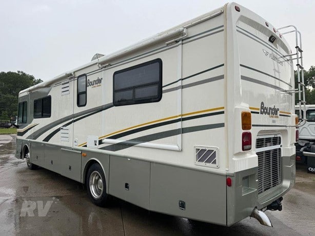 2005 Fleetwood Bounder 34H Class A - Diesel Motorhome for sale — view 5