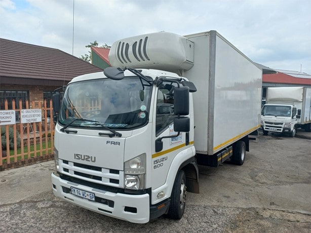 2016 Isuzu FRR Refrigerated Truck for sale — view 3