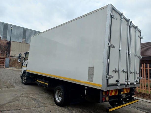 2016 Isuzu FRR Refrigerated Truck for sale — view 4