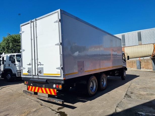 2006 Isuzu FTM Refrigerated Truck for sale — view 5