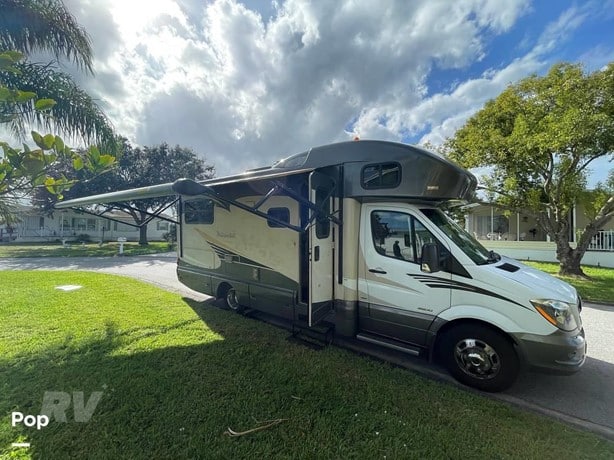 2015 Itasca NAVION 24J Class C Motorhome for sale — view 3