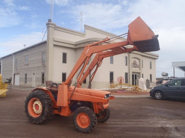 Kubota L305DT Tractor - Wheel for sale — view 2