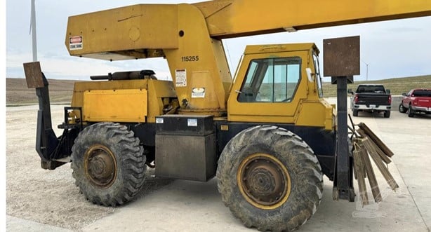 Clark Rough Terrain Crane for sale — view 2