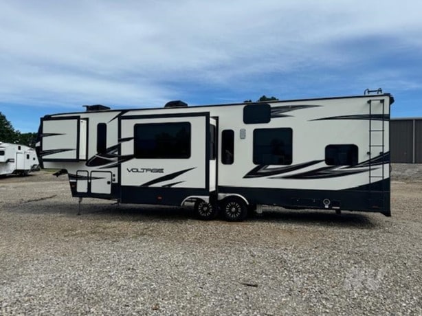 Dutchmen Voltage 3305 Fifth Wheel Toy Hauler for sale | Machinelista