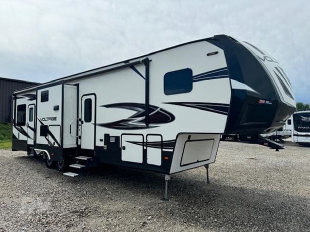Dutchmen Voltage 3305 Fifth Wheel Toy Hauler for sale | Machinelista
