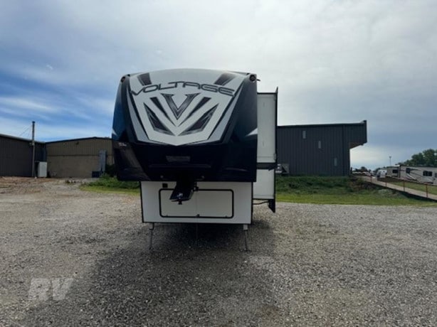 Dutchmen Voltage 3305 Fifth Wheel Toy Hauler for sale | Machinelista