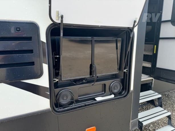 Dutchmen Voltage 3305 Fifth Wheel Toy Hauler for sale | Machinelista
