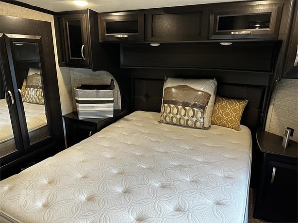 2016 Dutchmen Voltage 4105 Toy Hauler - Fifth Wheel for sale — view 2