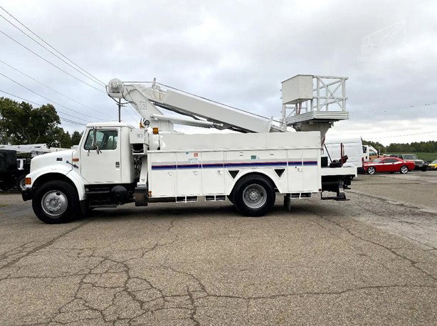 1998 Elliot Aerial Platform Lift Truck for sale — view 2