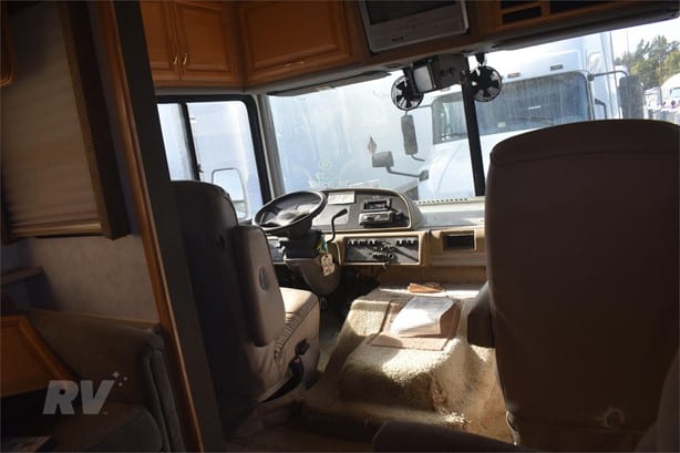 2001 Fleetwood Bounder 30E Class A - Gas Motorhome for sale — view 4