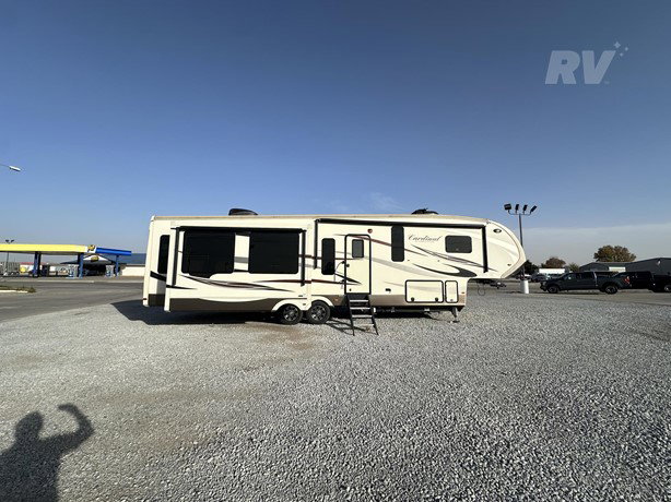 2017 Forest River Fifth Wheel Motorhome for sale — view 4