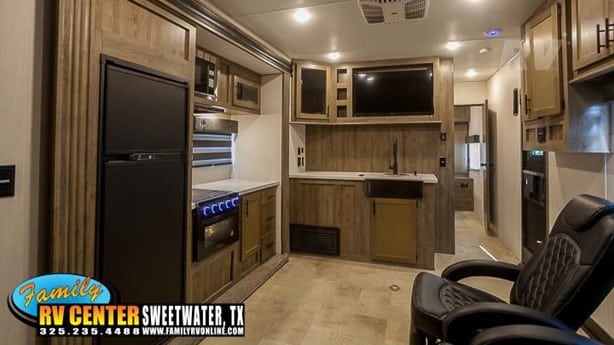 2021 Forest River Vengeance Rogue 26V Toy Hauler - Travel Trailer for sale — view 4