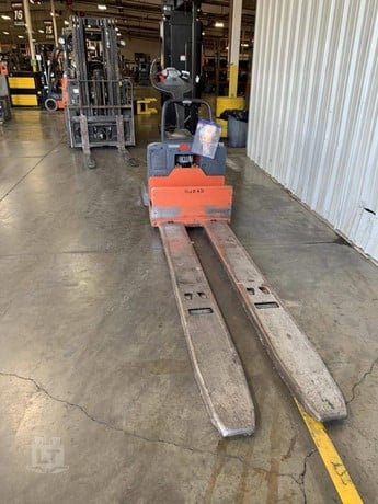 2014 Toyota 8HBW23 Pallet Truck for sale — view 3