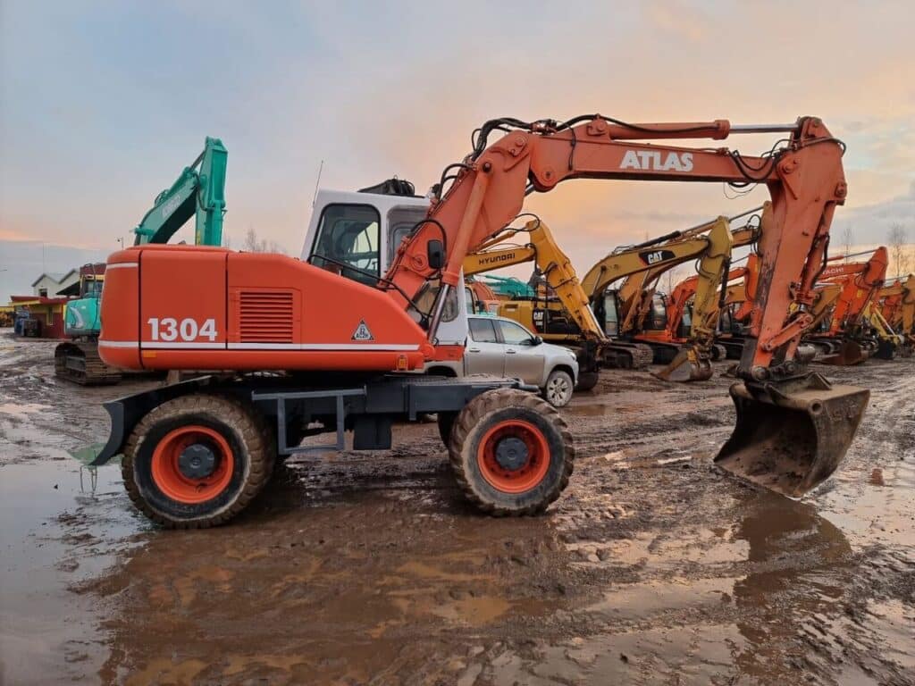 2000 Atlas Excavator - Wheel for sale — view 3