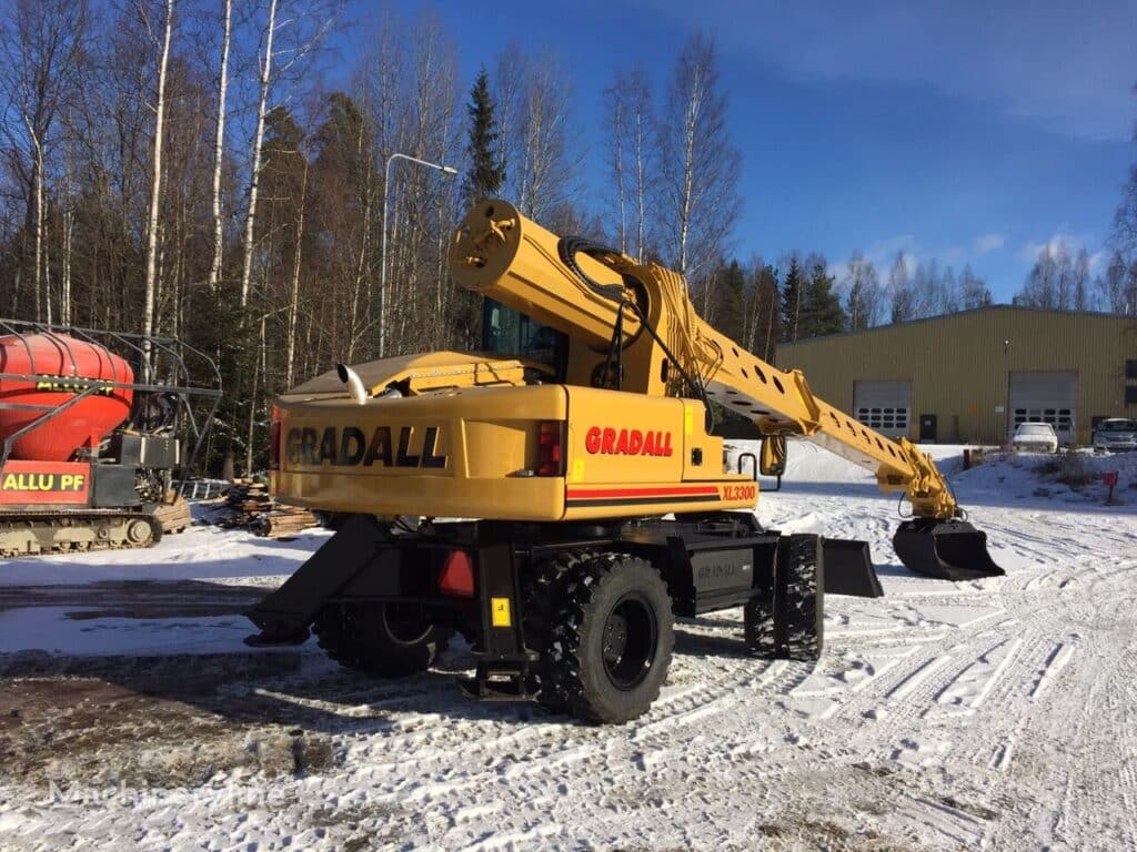 2003 Gradall XL 3300 Excavator - Wheel for sale — view 3