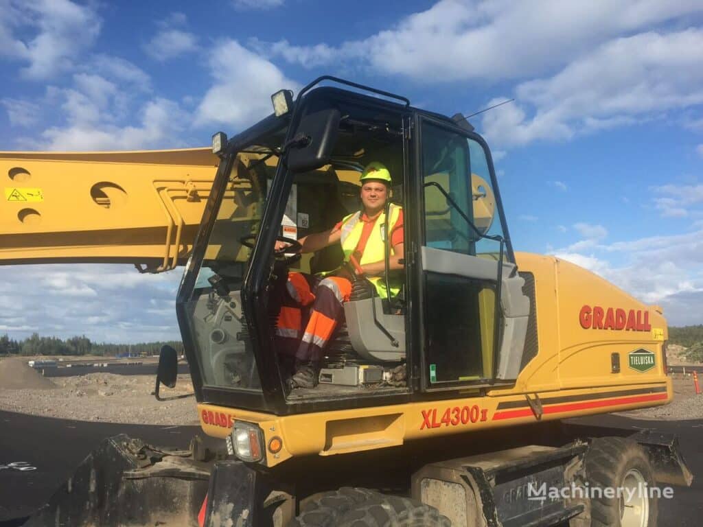 2005 Gradall Excavator - Wheel for sale