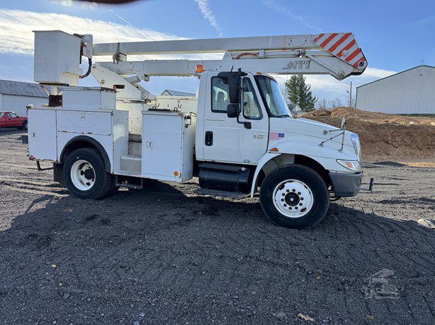 2006 International Durastar 4300 Bucket Truck for sale — view 2