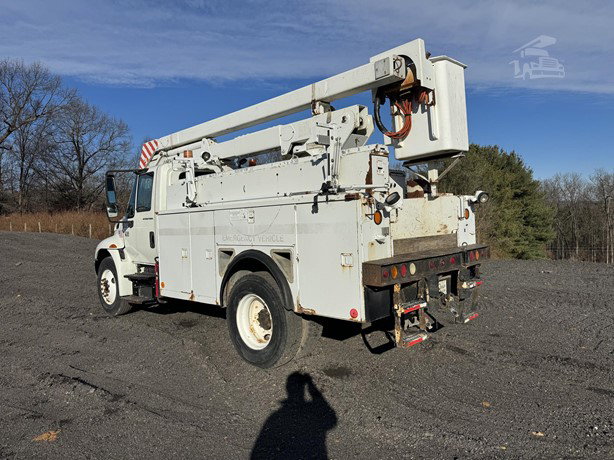 2006 International Durastar 4300 Bucket Truck for sale — view 3