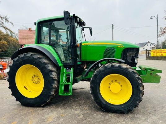 2009 John Deere 7430 Premium Tractor - Wheel for sale — view 3