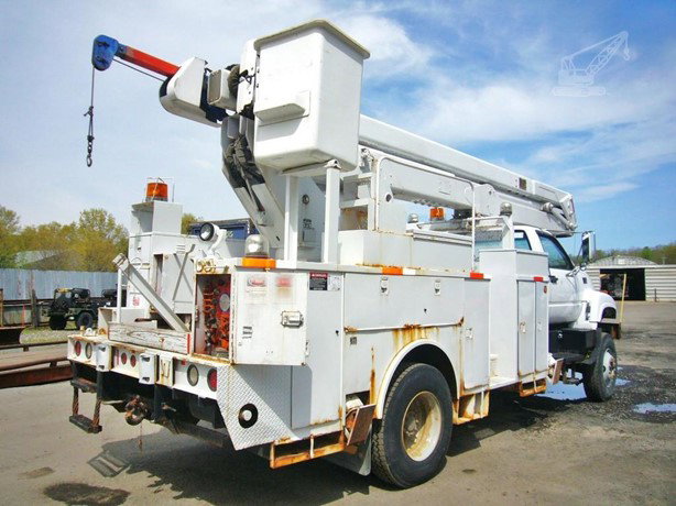 MTI 805B Bucket Truck for sale — view 4