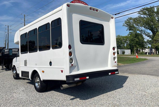 2015 Chevrolet Express 3500 Van - Passenger for sale — view 4