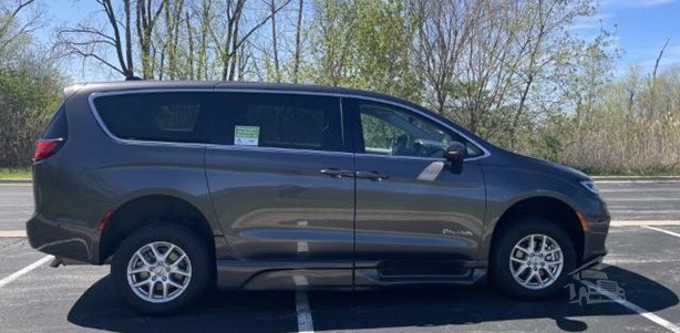 2023 Chrysler Pacifica Van - Passenger for sale — view 4