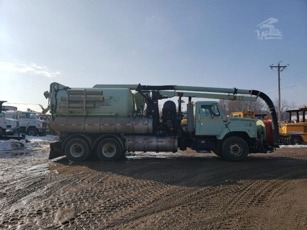 2000 International 2674SF Sewer Truck for sale — view 2