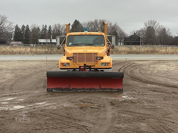 2001 International 4700 Hook Lift Truck for sale — view 3