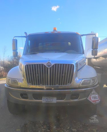 2002 International Durastar 4400 Tanker Truck - Fuel for sale — view 2
