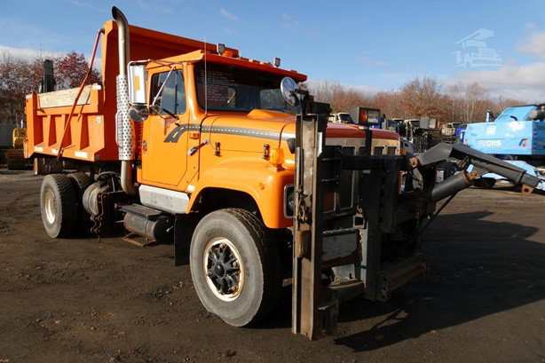 1999 International S2500 Hook Lift Truck for sale — view 2