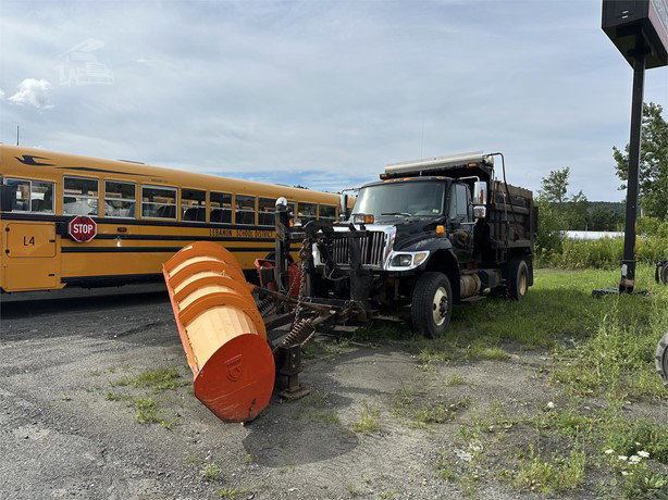 2004 International Workstar 7400 Pick Up Truck for sale — view 2